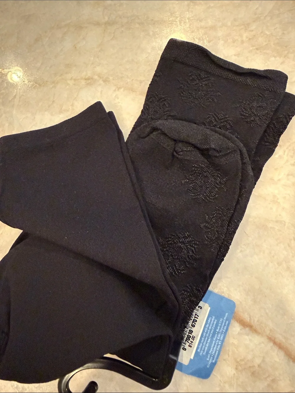 Vera Wang 2 pairs Women's Crew Socks - Textured Floral and plain Pattern nwt